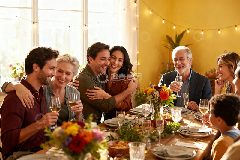 高清大图下载【趣麦麦图】家庭聚餐欢庆时刻