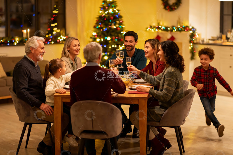 高清大图下载【趣麦麦图】圣诞家庭聚餐温馨场景