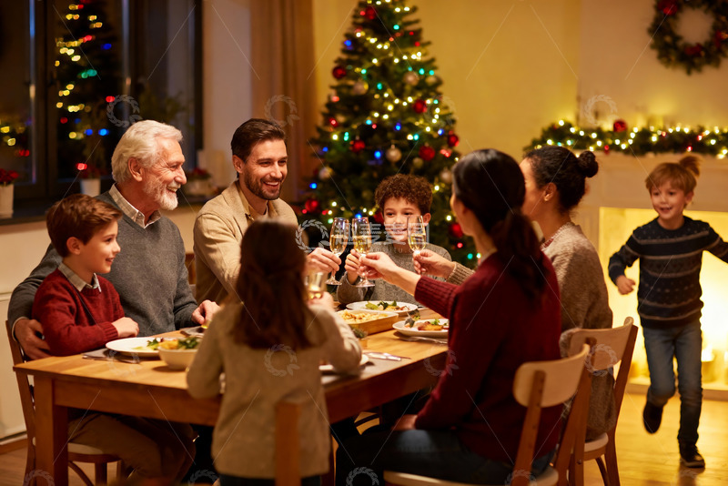 高清大图下载【趣麦麦图】圣诞家庭聚餐举杯欢庆