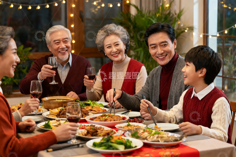 高清大图下载【趣麦麦图】家庭聚餐欢庆团圆时刻