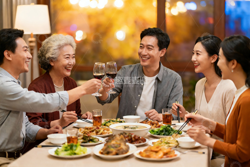 高清大图下载【趣麦麦图】三代同堂家庭聚餐举杯欢庆