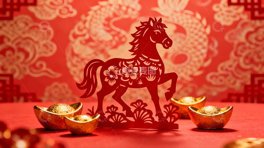 红色剪纸马与金元宝新年装饰