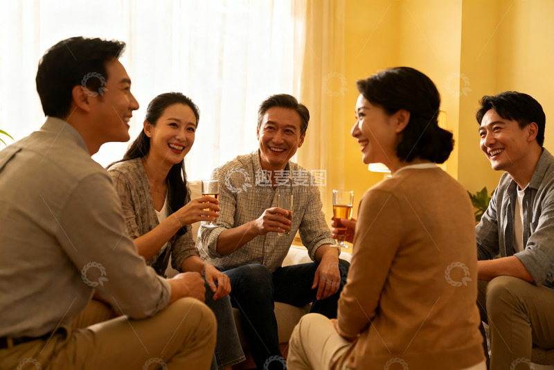 高清大图下载【趣麦麦图】室内聚会欢笑交谈场景