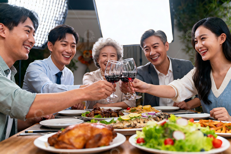 高清大图下载【趣麦麦图】家庭聚餐欢庆时刻
