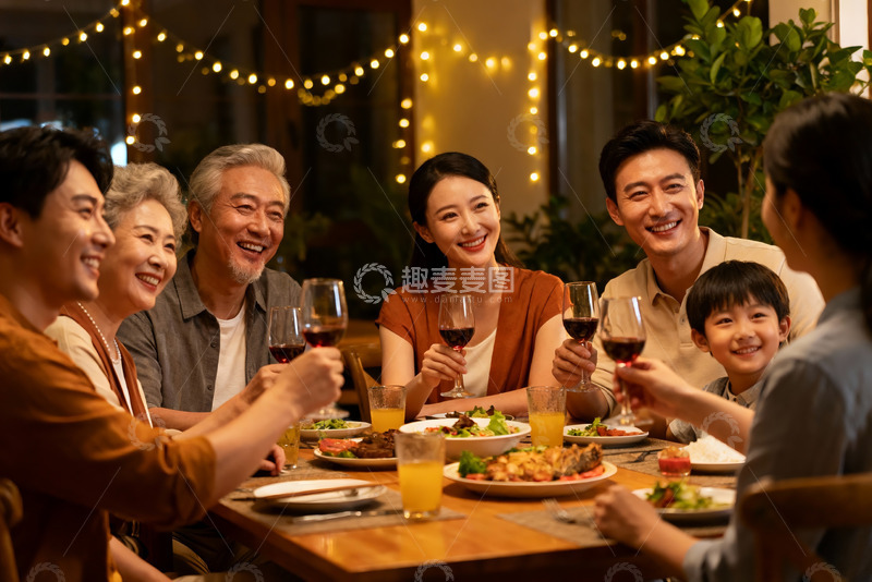 高清大图下载【趣麦麦图】温馨家庭聚餐欢庆时刻