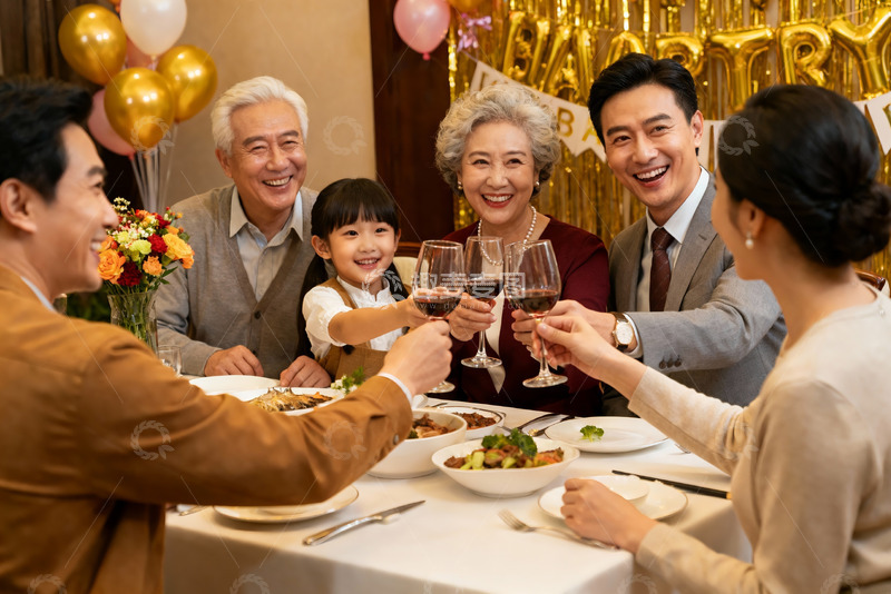 高清大图下载【趣麦麦图】家庭聚餐欢庆生日场景