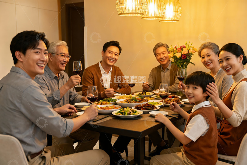 高清大图下载【趣麦麦图】三代同堂家庭聚餐温馨场景