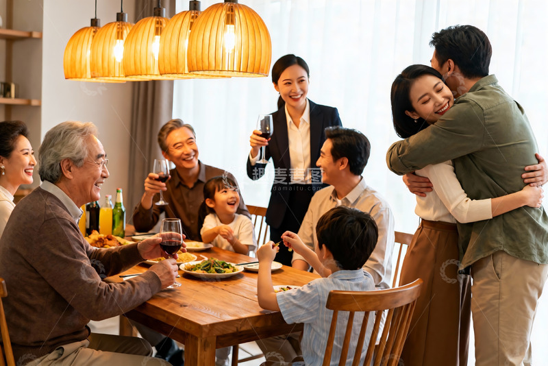 高清大图下载【趣麦麦图】温馨家庭聚餐其乐融融