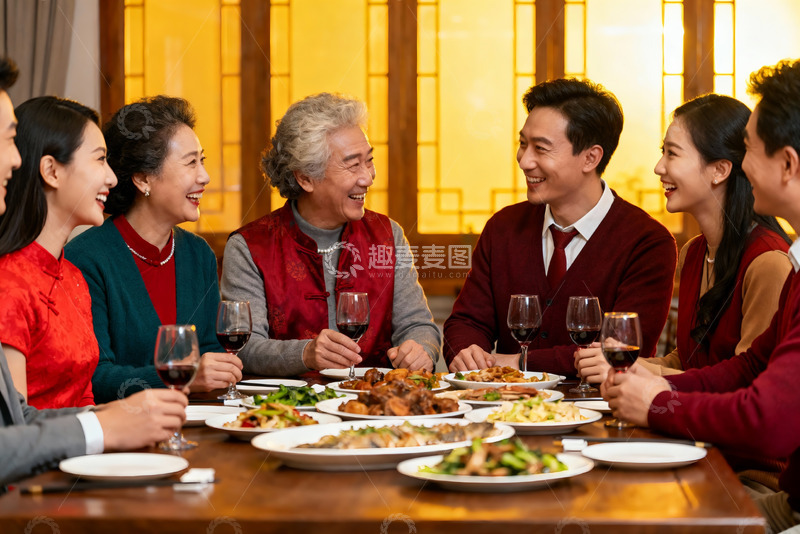 高清大图下载【趣麦麦图】家庭聚餐欢声笑语其乐融融