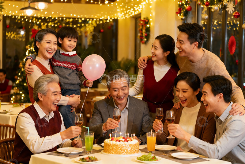 高清大图下载【趣麦麦图】家庭欢聚庆生温馨场景