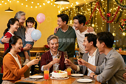 家庭聚会欢庆节日温馨场景