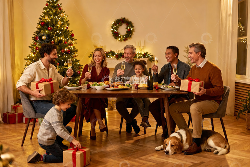 高清大图下载【趣麦麦图】圣诞家庭聚餐温馨场景