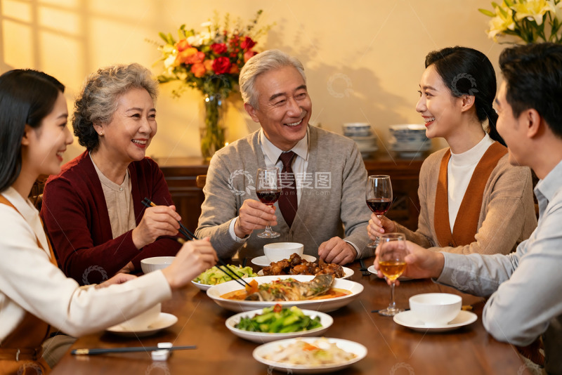 高清大图下载【趣麦麦图】三代同堂家庭聚餐其乐融融