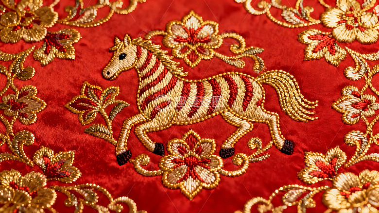红色布料上的马纹刺绣图案