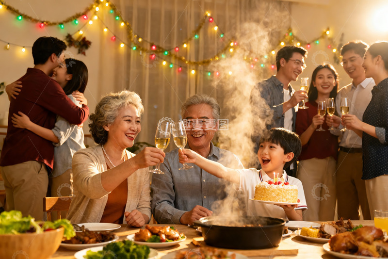 高清大图下载【趣麦麦图】家庭聚餐欢庆生日温馨场景