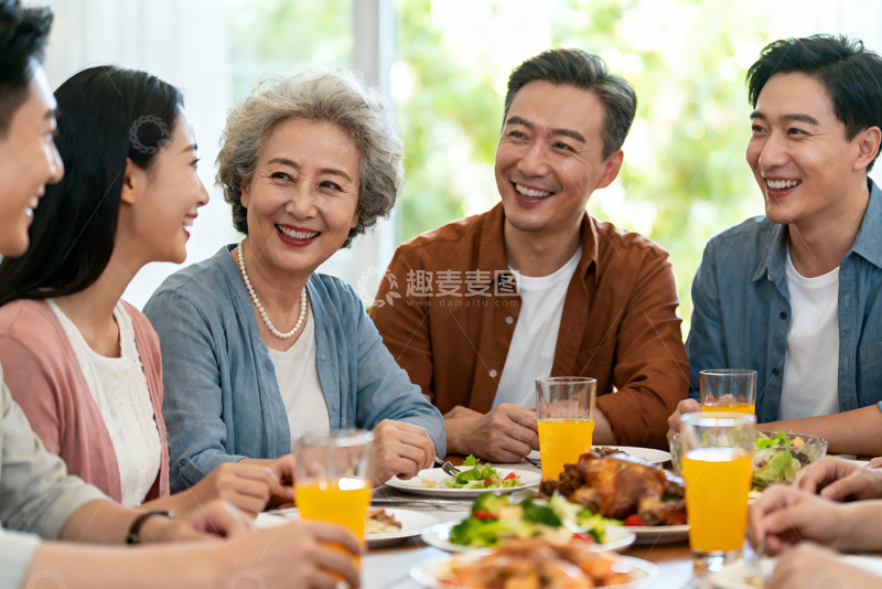 高清大图下载【趣麦麦图】家庭聚餐其乐融融