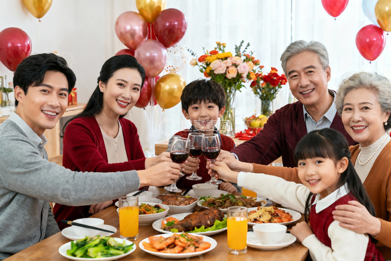 高清大图下载【趣麦麦图】家庭聚餐举杯欢庆