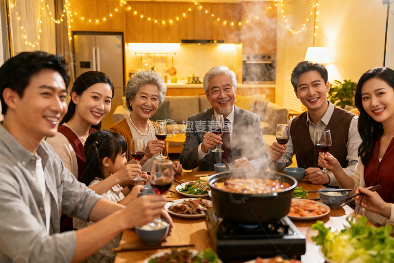 高清大图下载【趣麦麦图】温馨家庭聚餐欢庆时刻
