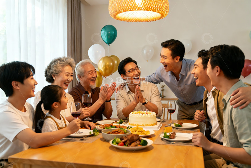 高清大图下载【趣麦麦图】家庭聚餐欢庆生日场景