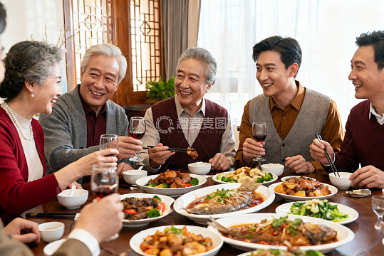 三代同堂家庭聚餐其乐融融