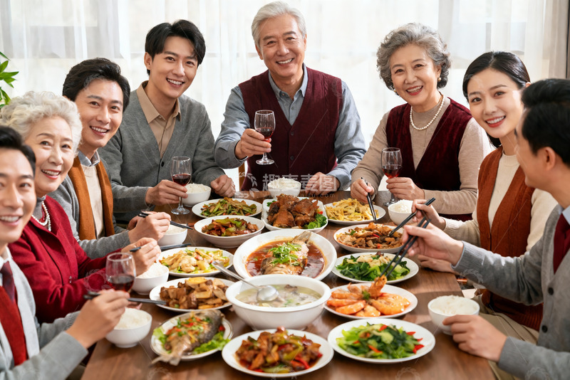 高清大图下载【趣麦麦图】三代同堂家庭聚餐其乐融融