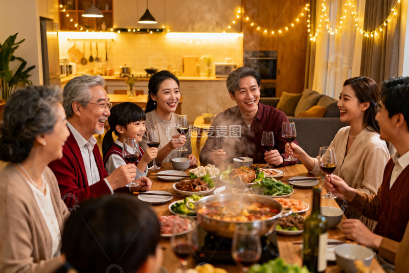 高清大图下载【趣麦麦图】温馨家庭聚餐欢庆时刻
