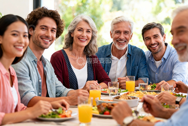 高清大图下载【趣麦麦图】家庭聚餐欢笑场景