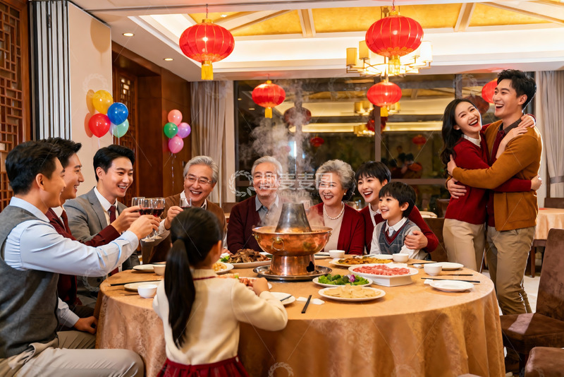 高清大图下载【趣麦麦图】家庭聚餐欢庆团圆时刻