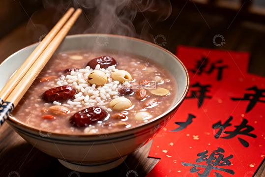 热气腾腾的腊八粥配新年祝福
