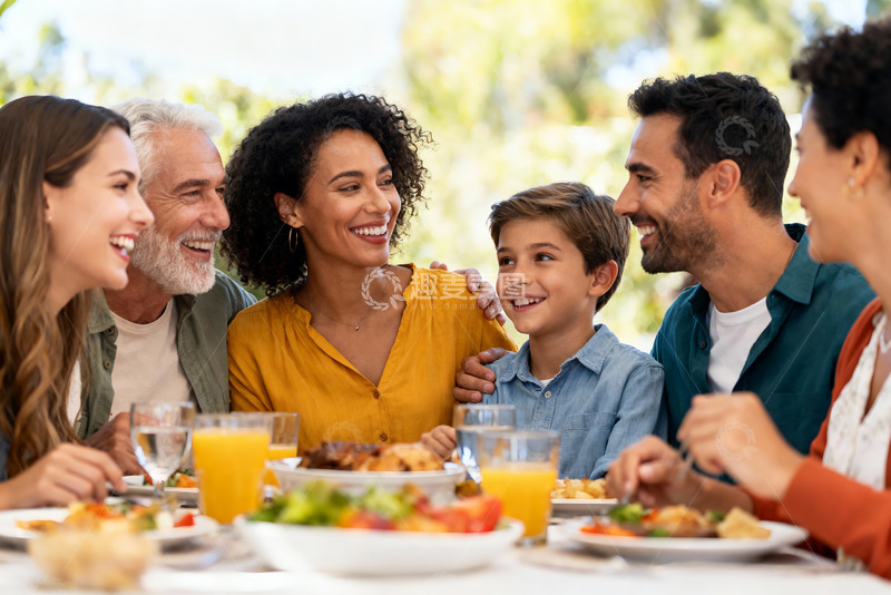 高清大图下载【趣麦麦图】家庭户外聚餐其乐融融