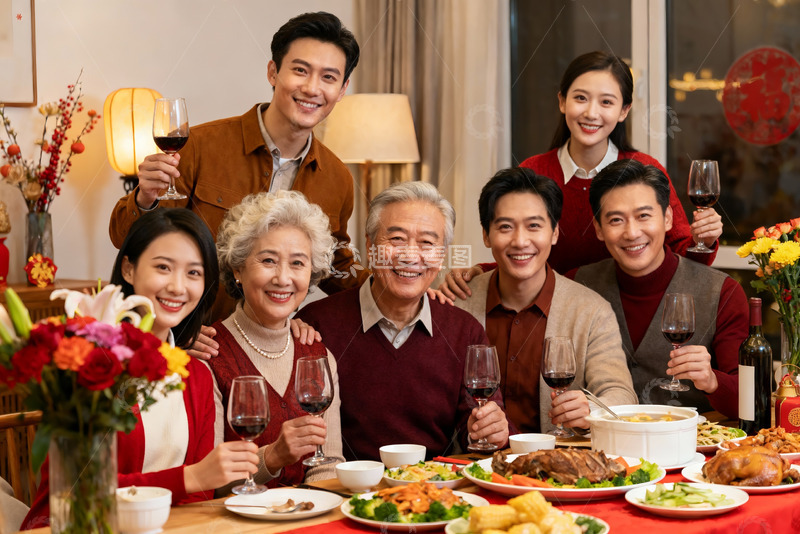 高清大图下载【趣麦麦图】家庭聚餐欢庆团圆时刻