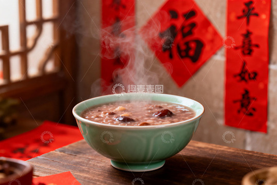 热气腾腾的粥配红色春联