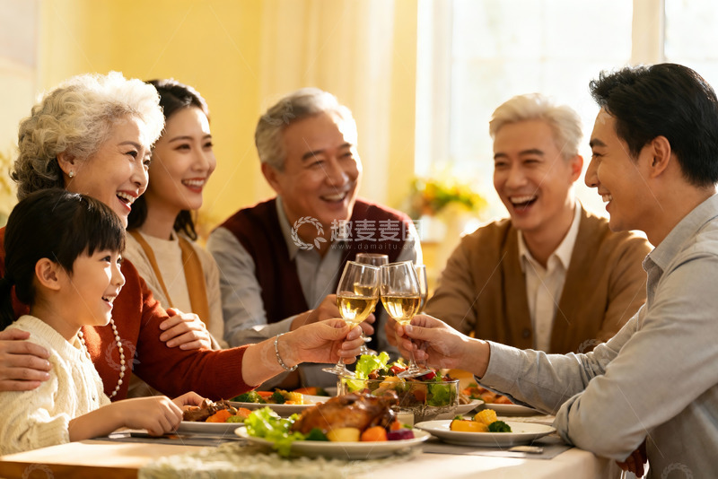 高清大图下载【趣麦麦图】三代同堂家庭聚餐举杯欢庆