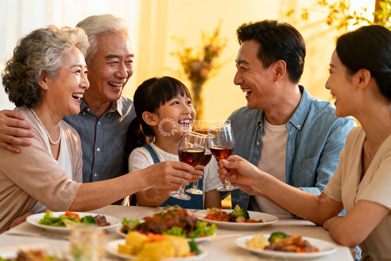 高清大图下载【趣麦麦图】三代同堂家庭聚餐举杯欢庆