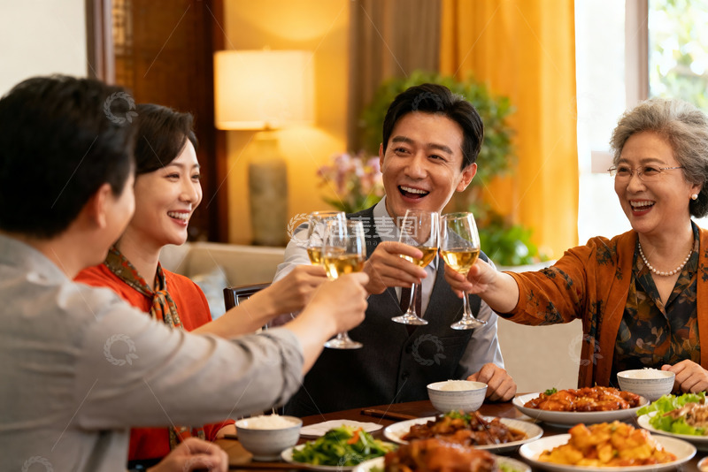高清大图下载【趣麦麦图】家庭聚餐欢庆时刻