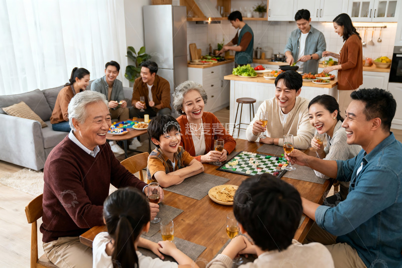 高清大图下载【趣麦麦图】三代同堂家庭聚餐其乐融融
