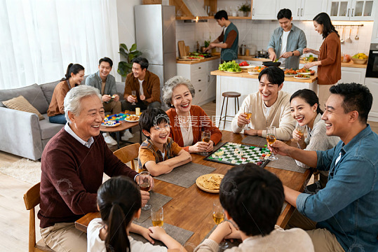 三代同堂家庭聚餐其乐融融