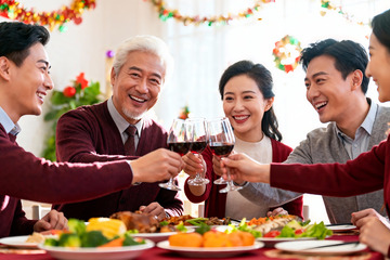 家人聚餐举杯欢庆