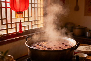 热气腾腾的中式炖煮食物