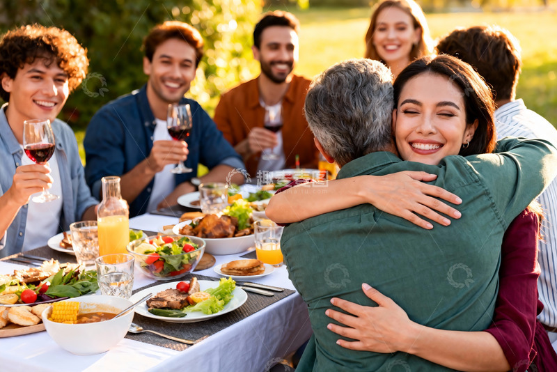 高清大图下载【趣麦麦图】户外聚餐拥抱温馨场景