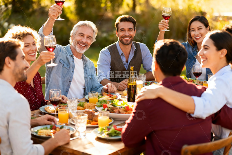 高清大图下载【趣麦麦图】户外聚餐欢庆时刻
