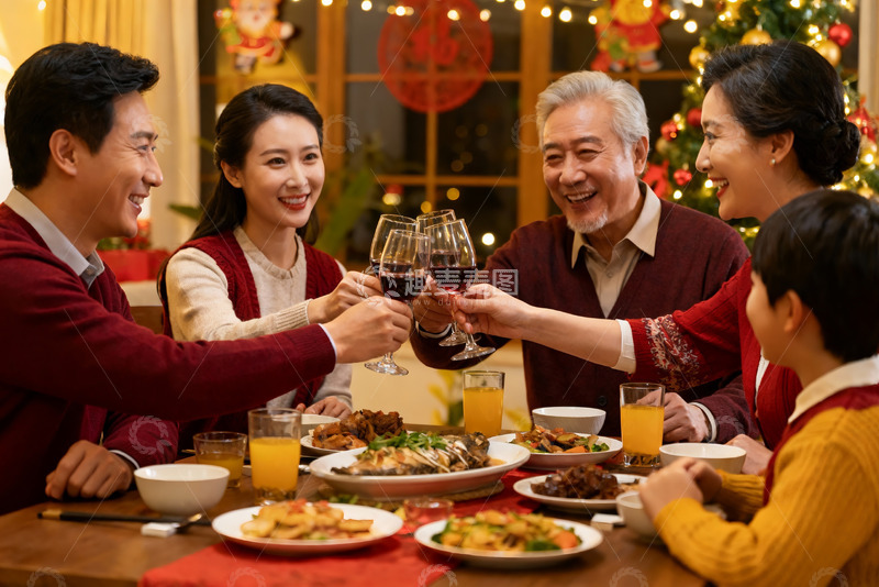 高清大图下载【趣麦麦图】家庭聚餐欢庆节日温馨场景