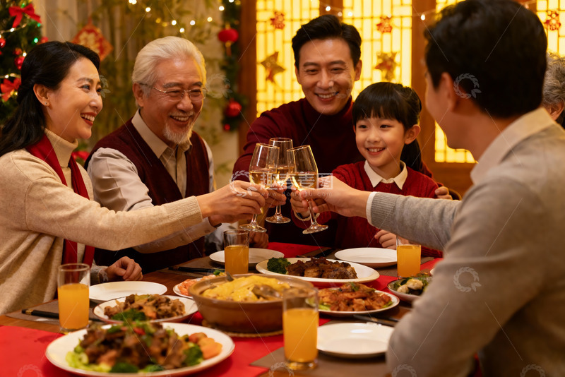 高清大图下载【趣麦麦图】家庭聚餐欢庆节日温馨时刻