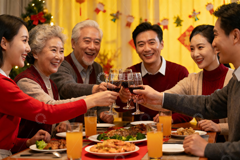 高清大图下载【趣麦麦图】家庭聚餐欢庆节日举杯