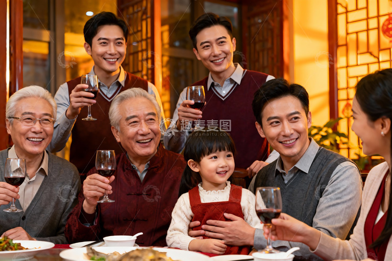 高清大图下载【趣麦麦图】三代同堂家庭聚餐举杯欢庆