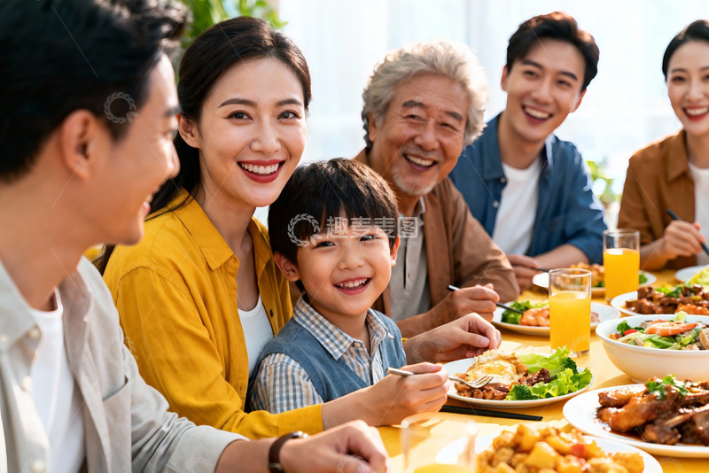 高清大图下载【趣麦麦图】三代同堂家庭聚餐其乐融融