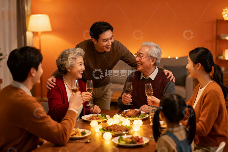 高清大图下载【趣麦麦图】温馨家庭聚餐其乐融融