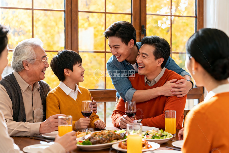 高清大图下载【趣麦麦图】家庭聚餐其乐融融