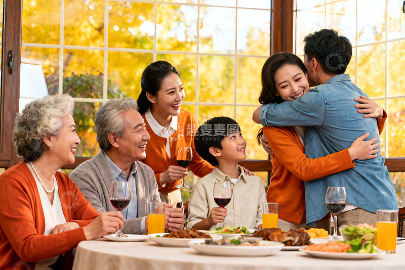 高清大图下载【趣麦麦图】家庭聚餐欢庆时刻