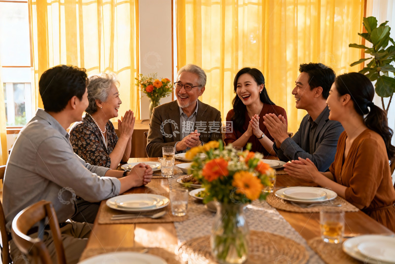 高清大图下载【趣麦麦图】家庭聚餐欢声笑语其乐融融